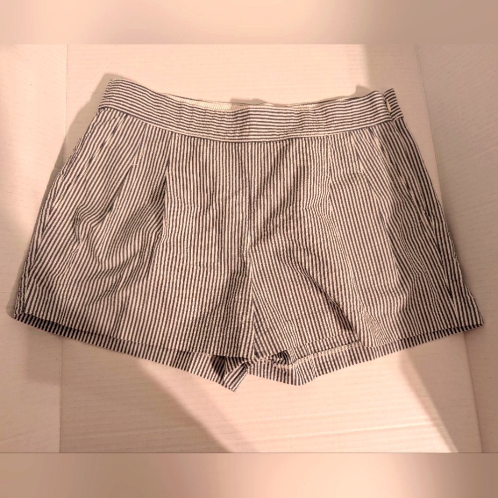 J. Crew Women's Seersucker Blue and‎ White Striped Pleated Shorts Size 4